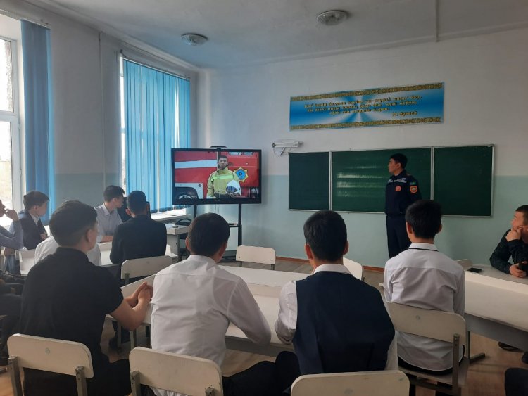 02.03.2022 күні  ҚР ТЖМ ШҚО ТЖД  ӨС және АҚЖҚ" ММ 14-ӨСБ бастығының орынбасары, азаматтық қорғау аға лейтенанты А. Е. Даумов 11 сынып оқушыларымен кәсіптік бағдар беру  жұмысын  жүргізді. Балалар  белсенділік танытты,сұрақтар қойды.